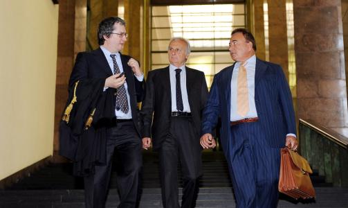 D�MT: Calisto Tanzi (i midten), fotografert sammen med sine advokater Giampiero Biancolella og Fabio Belloni. Tanzi ble d�mt til ti �r i fengsel. Foto: EPA/DANIEL DAL ZENNARO/Scanpix