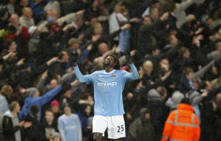 I BEGGE ENDER: Emmanuel Adebayor fikk oppreisning f�r pause da han satte inn utlikningen for hjemmelaget.Foto: SCANPIX/AP/Jon Super
