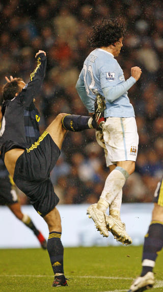 SENTRAL SITUASJON: Ricardo Carvalho lagde frisparket som ga Tevez muligheten med frisparkfoten.Foto: SCANPIX/AFP/GLYN KIRK