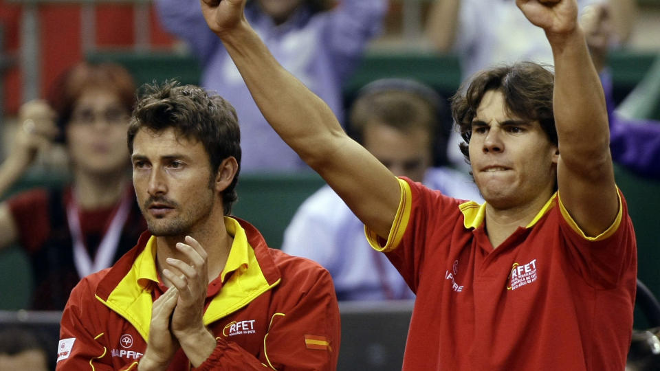 MESTERE: Rafael Nadal og Juan Carlos Ferrero s� lagkameratene sikre Davis Cup-seieren p� hjemmebane i Barcelona i dag.Foto: SCANPIX/REUTERS/Juan Medina