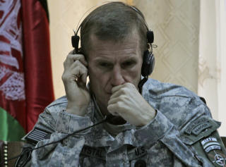 BA OM 40 000: Og general Stanley McChrystal fikk nesten viljen sin. Foto: AP Photo/Musadeq Sadeq/Scanpix
