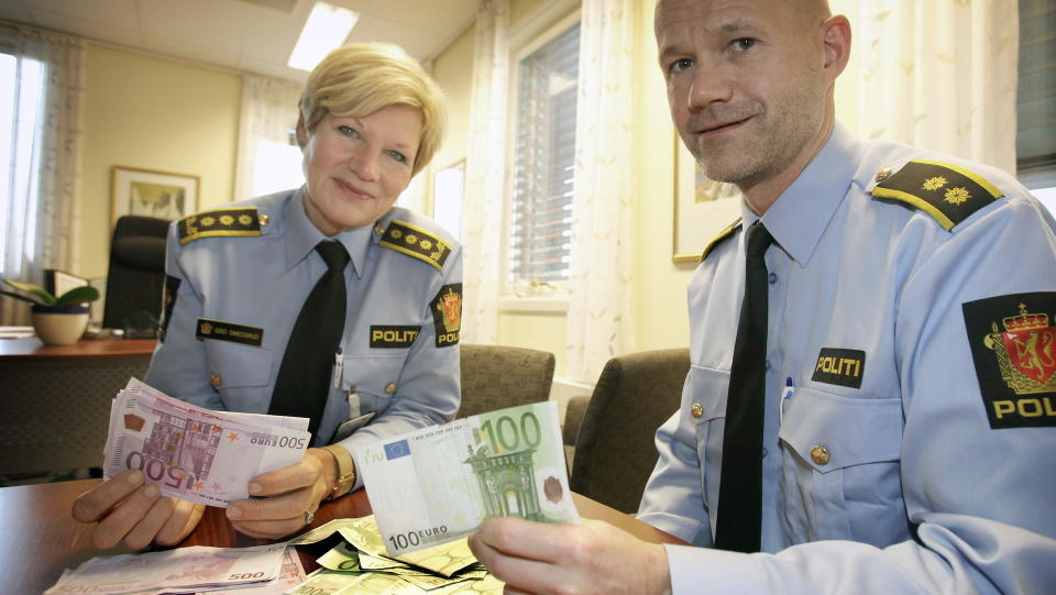 TRIKKEFUNN: Forrige l�rdag ble det funnet 24 000 euro p� trikken i Oslo. Hvem som eier pengene eller hvem som fant de er ukjent. Stasjonssjef Gro Smedsrud og etterforskningsleder Trond Vennatr� ved Mangelrud politistasjon i Oslo er satt p� saken. Foto:  Hans Ane Vedlog / Dagbladet