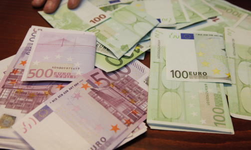 KAN F� TI PROSENT: Politiet lokker den mystiske, men �rlige pengefinneren, med at han eller hun kan innkassere ti prosent av de over 200 000 kronene som ble funnet i finnerl�nn. Foto: Hans Ane Vedlog / Dagbladet