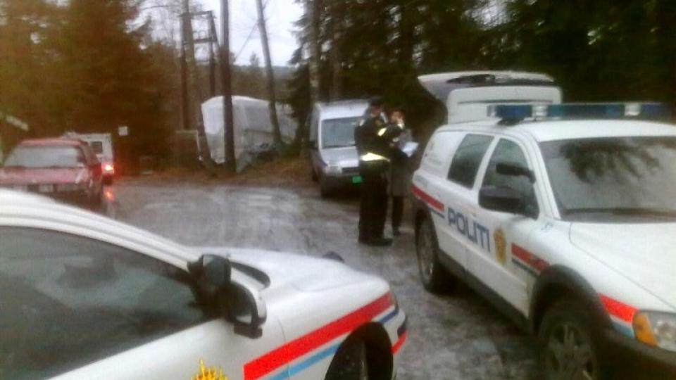 AVSPERRET: Politiets kriminalteknikere ventes n� til �stedet for � starte sine unders�kelser. MMS-Foto: Harald S. Klungtveit.