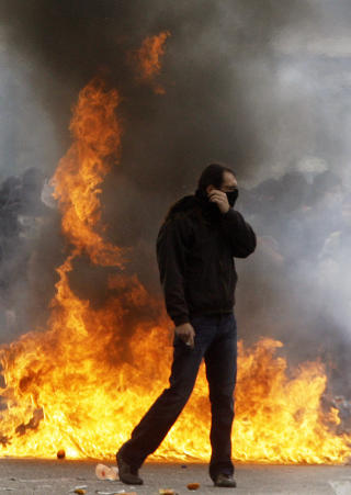 MARKERTE ETT�RSDAG: For ett �r siden, 6. desember i fjor, ble 15 �r gamle Alexandros Grigoropoulos drept av et politiv�pen i Aten. Foto: AP Photo/Petros Giannakouris/Scanpix