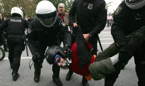 FLERE HUNDRE ER P�GREPET: 6 000 politifolk satt inn i kampen mot demonstrantene. Foto:  EPA/ORESTIS PANAGIOTOU/Scanpix