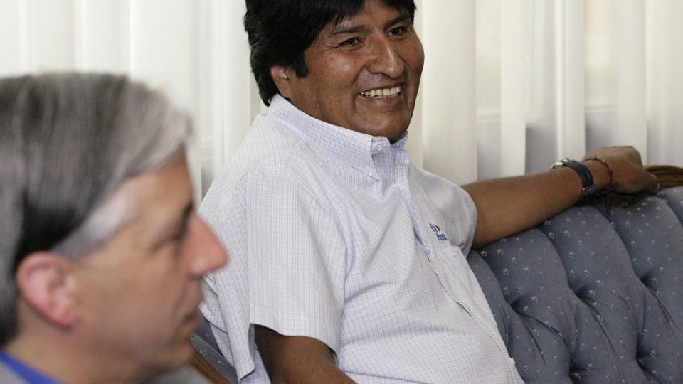  MOT KLAR SEIER:  Evo Morales smiler bredt i presidentpalasset i La Paz etter de f�rste valgdagsm�lingene fra presidentvalget. N�rmest: visepresident Alvaro Garcia. Foto: DAVID MERCADO, REUTERS/SCANPIX.