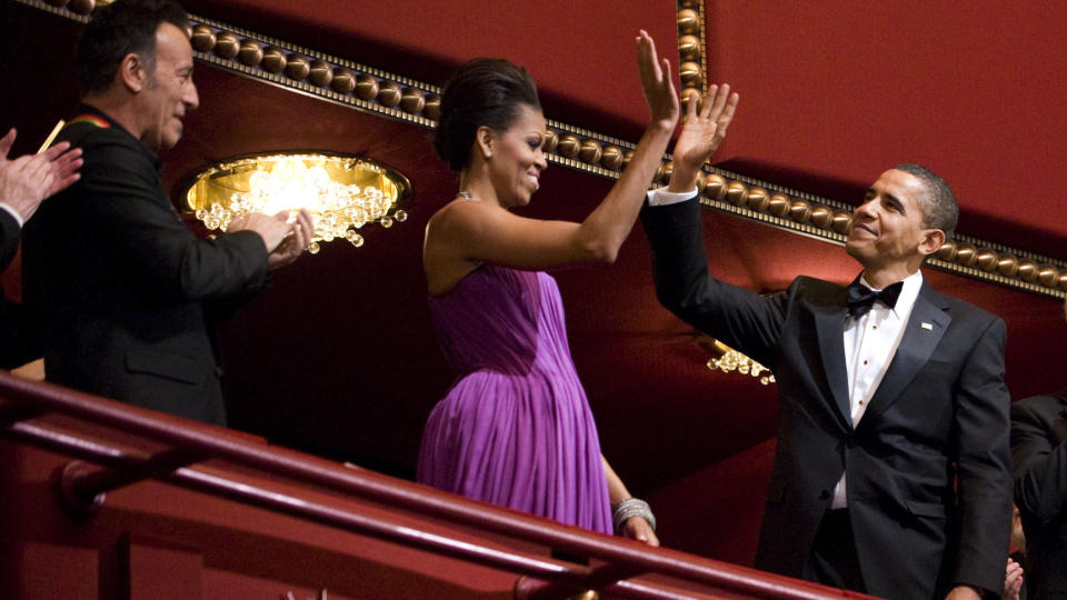  GIVE ME FIVE:  Sv�rt gemyttlig i presidentlosjen i Kennedy-senteret: Bruce The Boss og herr og fru Obama. Foto: MANDEL NGAN, AFP/SCANPIX.