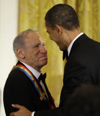  BROOKS-FAN:  President Barack Obama avsl�rte at han har v�rt fan av komikeren og filmskaperen Mel Brooks siden han snek seg inn p� voksenkino som ti�ring. Her 86 �r gamle Brooks og Obama i hjertelig passiar i Det Hvit Hus. Foto: ALEX BRANDON, AP/SCANPIX.