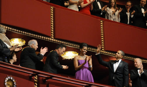  F�RSTEREKKA:  Fra venstre Robert deNiro, Mel Brooks, Bruce Springsteen, Michelle Obama, Barack Obama og Joe Biden. Foto: MANDEL NGAN, AFP/SCANPIX.
