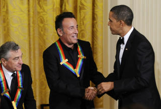  NACHSPIELET I NATT:  Robert deNiro, Bruce Springsteen og president Barack Obama i Det Hvit Hus i natt. Foto: JONATHAN ERNST, REUTERS/SCANPIX.