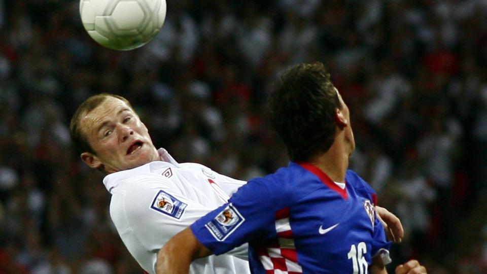 TR�TT TYPE: Wayne Rooney i kamp for England mot Kroatia i VM-kvaliken. Men da gruppene til sluttspillet i S�r-Afrika ble trukket p� fredag, sov Rooney s�tt p� hotellrommet sitt i London.  Foto: Tom Hevezi, AP/Scanpix