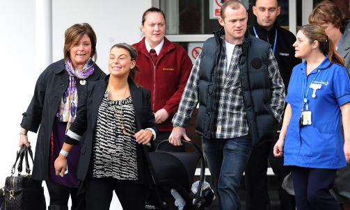 NYBAKT PAPPA: Wayne Rooney bar s�nnen Kai Wayne da han og kona Coleen (nummer to fra venstre) forlot f�deklinikken i Liverpool 3. november. Foto: Paul Ellis, AFP/Scanpix