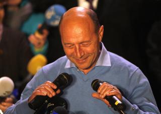 GIKK FRAM: Traian Basescu fikk dr�yt 50 prosent av stemmene p� den f�rste tellinga i dag. Foto: EPA/ROBERT GHEMENT/Scanpix