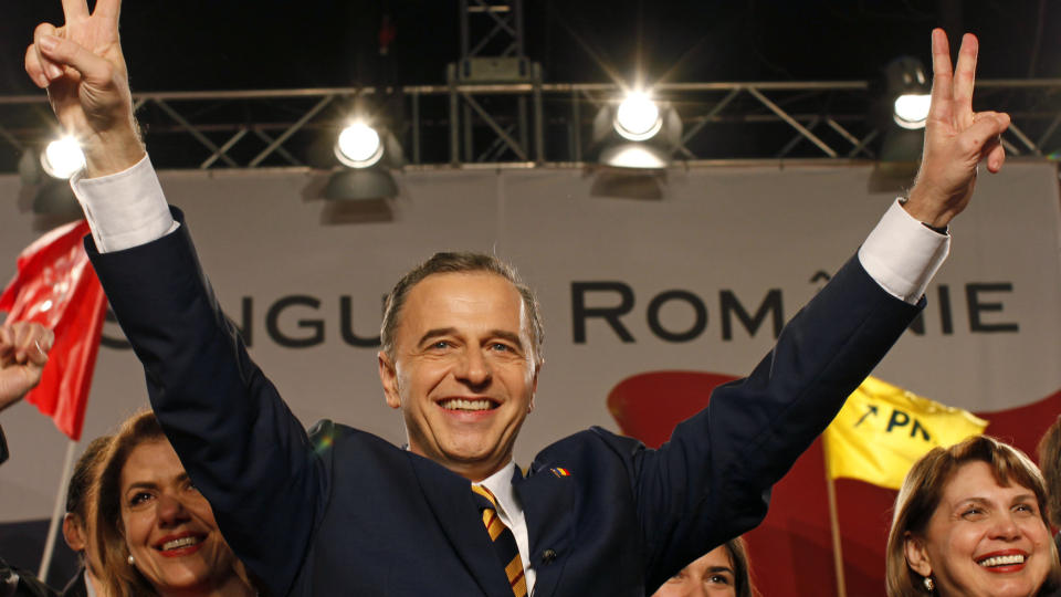 UTROPTE SEG SELV TIL VINNER: Mircea Geoana l� likevel bak p� den f�rste m�linga i dag. Foto: REUTERS/Radu Sigheti/Scanpix