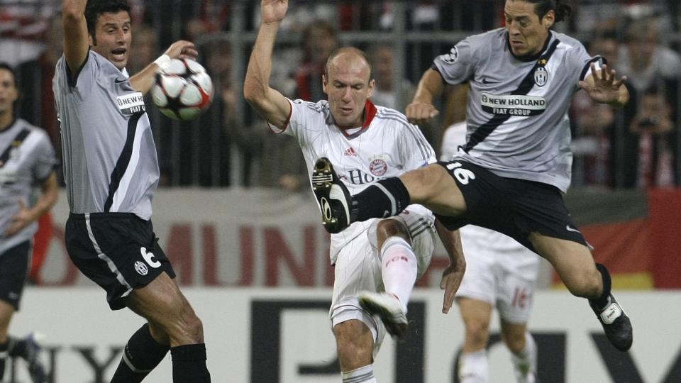 HVEM SKAL UT? Bayern M�nchen har Arjen Robben (i midten) tilbake etter skade til kampen mot Juventus, her ved Fabio Grosso (t.v.) og Mauro Camoranesi. Bayern m� vinne i Torino for � g� videre i Champions League. Juventus klarer seg med uavgjort. Foto: Michaela Rehle, Reuters/Scanpix