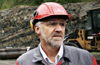 INGENI�R: Rundt halvparten av de spurte mener ingeni�ryrket gir h�y status. Her er kontrollingeni�r Arne Kruhaug. Foto: SVEINUNG UDDU YSTAD