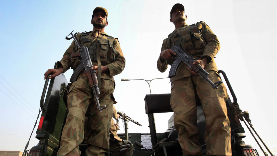 Soldater holder vakt p� �stedet for en bombeaksjon i Peshawar sist helg. Mandag ble byen nordvest i Pakistan rystet av en ny eksplosjon, der fem mennesker ble drept og 49 skadd, men det var uklart om det var en bombe som gikk av. Samme dag ble det meldt at regjeringssoldater har drept fire antatte oppr�rere i Swat-dalen i de nordvestlige delene av Pakistan. Foto: REUTERS / Fayaz Aziz / SCANPIX