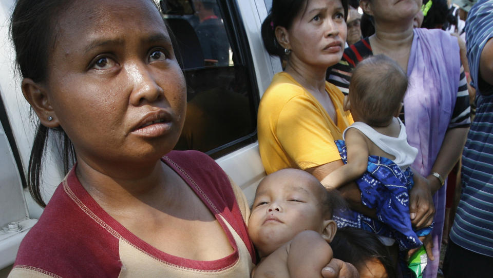 P�r�rende av arresterte tilhengere av Ampatuan-klanen venter utenfor et fengsel p� �ya Mindanao s�r i Filippinene. Politiet i provinsen Maguindanao p� Mindanao st�tte mandag sammen med v�pnede tilhengere av den mektige klanen. President Gloria Macapagal Arroyo har innf�rt unntakstilstand i Maguindanao, der folk fra regjeringen n� fors�ker � forhandle med Amputuan-klanen. Foto: REUTERS / Erik de Castro / SCANPIX