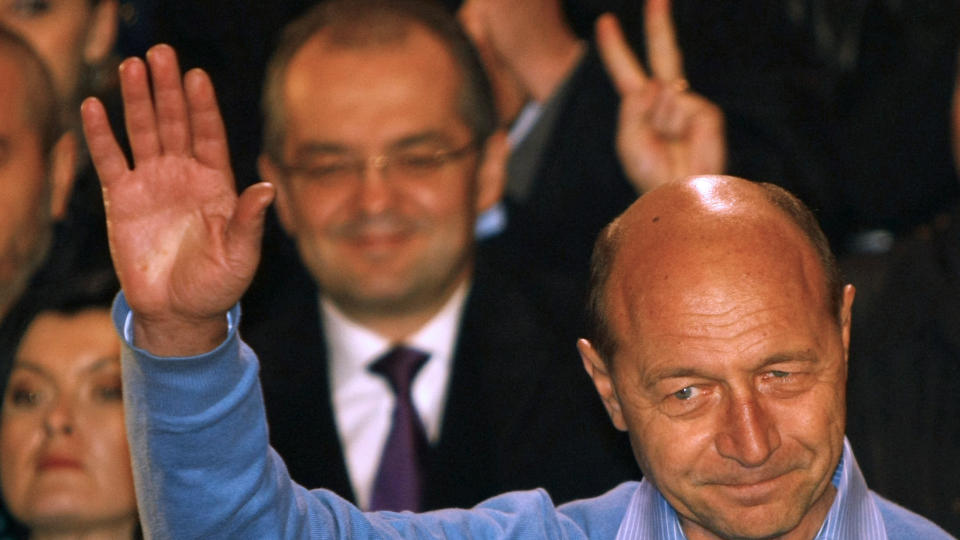 KRISERAMMET: Romanias sittende statssjef Traian Basescu vinker til sine tilhengere p� en valgvake i Bucuresti. Basescu vant s�ndagens esidentvalg i det kriserammede landet med knapp margin, viste offisielle resultater mandag formiddag. En n�r alliert av opposisjonens kandidat Mircea Geoana, borgermester Klaus Johannis i byen Sibiu, innr�mmet nederlaget. Foto: REUTERS / Bogdan Cristel / SCANPIX
