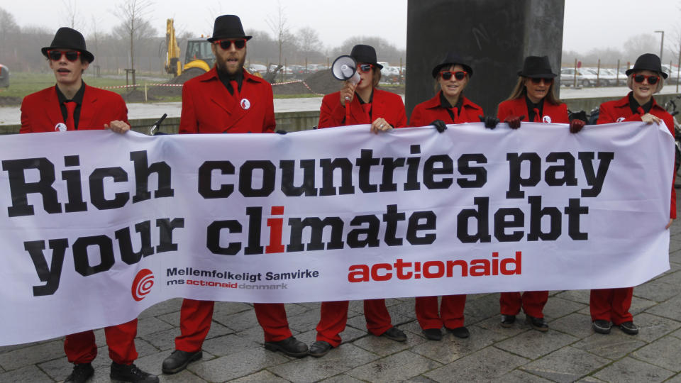 PROTESTER: En gruppe milj�forkjempere sa fra hva de mente utenfor Bella Centeret i K�benhavn hvor klimatoppm�tet startet i dag. REUTERS/Pawel Kopczynski