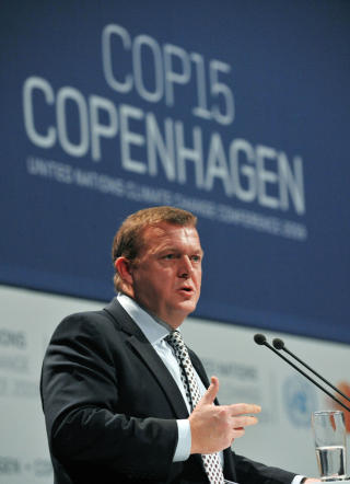 VERT Danmark og statsminister Lars L�kke Rasmussen er vertskap for klimatoppm�tet Cop15. Foto: AFP PHOTO / ATTILA KISBENEDEK