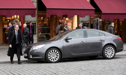 P� JOBB I OSLO: Secret Service har v�rt p� p� jobb i Oslo i hvert fall siden oktober. Ulike fortropper er sendt for � sikre med omr�dene Obama skal passere. Her er representanter for amerikanske myndigheter p� Grand Hotel.  Foto: Henning Lilleg�rd