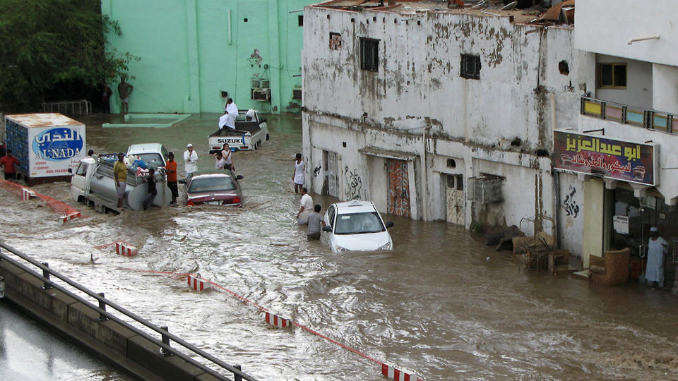 FLOMKATASTROFE: Minst 16 d�de i flom i Jeddah. AFP PHOTO/STR