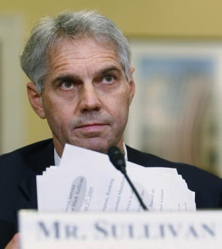 PRESSET: Secret Service-sjef Mark Sullivan vitnet i en h�ring i Kongressen i forrige uke. Han har s� langt permittert tre Secret Service-ansatte etter fest-fadesen. Foto: REUTERS/Larry Downing