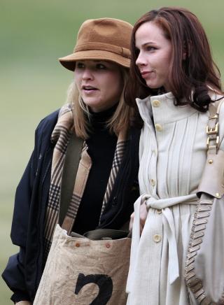 HEFTIGE PUBRUNDER: Secret Service skal ha hatt litt � stri med i forbindelse med sikkerheten til Jenna og Barbara Bush, og deres runder p� byen. N� har de ikke lenger ansvaret for sikkerheten til d�trene til George Bush. Foto: SCANPIX
