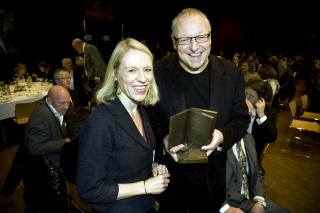 BOKHANDLERPRISVINNER 2009: Roy Jacobsen og kulturminister Anniken Huitfeldt. Han er den mest etterspurte forfatteren p� Deichmanske bibliotek. N�rmere 1000 st�r p� liste. Foto: Anders Gr�nneberg
