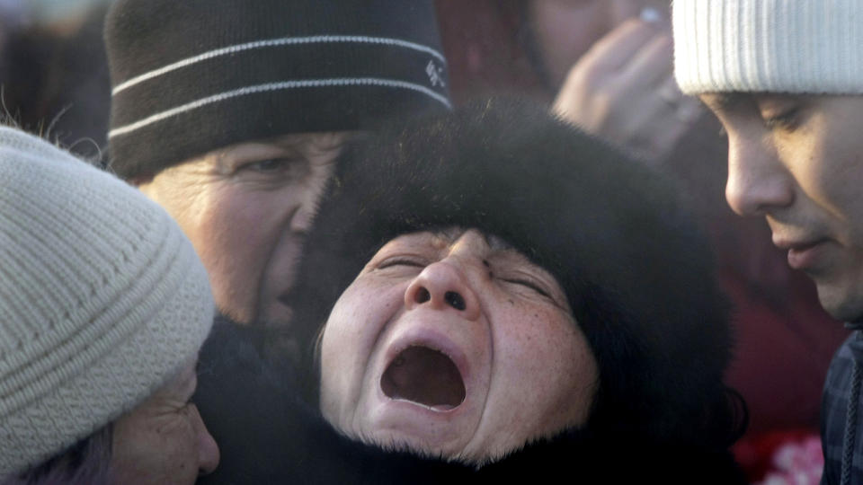 S�RGER: En mor gr�ter etter � ha mistet sin datter i en nattklubb-brannen i Perm i Russland. Foto: AP Photo/Mikhail Metzel/Scanpix