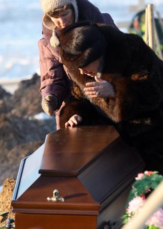 BEGRAVELSE: 17 personer ble i dag gravlagt i Perm etter branntragedien. Foto: EPA/SERGEI ILNITSKY/Scanpix