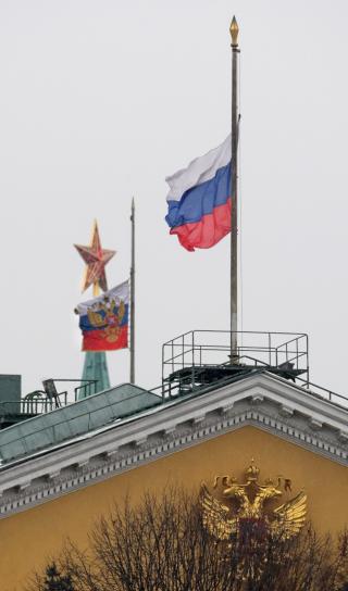 HALV STANG: Flaggene over Kremlin sto i dag p� halv stang. Medvedev erkl�rte dagen i dag som nasjonal s�rgedag. Foto: EPA/YURI KOCHETKOV/Scanpix