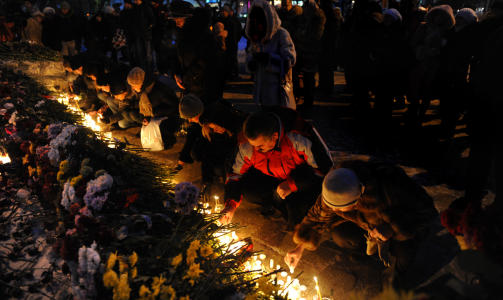 MINNES DE D�DE: Folk i byen Perm, 1150 kilometer �st for Moskva, la ned blomster og lys utenfor skandale-nattklubben. Foto: AFP PHOTO/DMITRY KOSTYUKOV/Scanpix