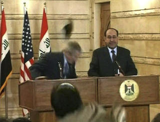 FIKK SKO KASTET ETTER SEG: Til tross for det detaljerte sikkerhetsopplegget klarte en mann � kaste en sko p� George Bush under en pressekonferanse sammen med den irakiske statsministeren Nouri al-Maliki i desember 2008. Foto: AP/APTN