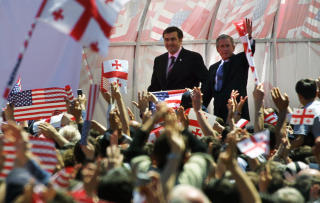 FIKK GRANAT KASTET MOT SEG: Under dette bes�ket hos sin georgiske kollega Mikhail Saakashvili i mai 2005 kastet noen en granat mot George Bush n�r han holdt tale. If�lge mediarapportene var den bare 50 meter unna presidenten. Granaten eksploderte ikke. Bush sto bak et skuddsikkert glass. Foto: AFP
