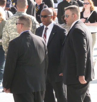 PASSER OGS� P� VIP-PERSONER P� BES�K: Dette er Secret Service-agenter under bes�ket til pave Johannes Paul i Washington. Et trenet �ye ser Secret Service-pinsen p� venstre jakkeslag.  Foto: WIKIMEDIA