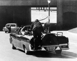 DRAPET P� JFK: En Secret Service-agent etter at JFK var skutt. Presidenten overlevde ikke. Foto: WIKIMEDIA