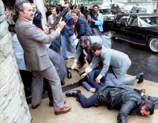 REAGAN FORS�KT MYRDET: Agenter fra Secret Service under mordfors�ket p� Reagan i 1981. Foto: WIKIMEDIA