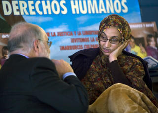 NEKTER � GI OPP: Vest-Sahara-aktivisten og menneskerettsforkjemperen Aminatou Haidar nekter � gi opp sultestreiken hun startet p� den spanske ferie�ya Lanzarote for tre uker siden. Foto: REUTERS / Borja Suarez / SCANPIX