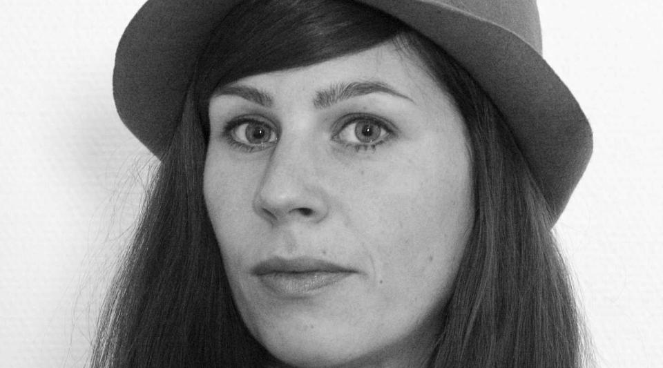SELVTILLIT: If�lge debutant og filosofistudent Cecilie Holck (f. 1979) preges staten Norg av en smittende moralsk selvtillit. Foto: Aschehoug