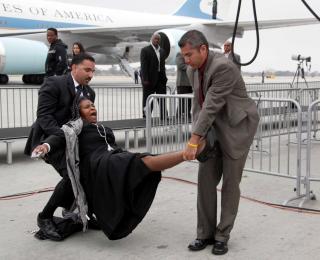 FORS�KTE � GI OBAMA ET BREV: Secret Service og flyplasspolitiet p� Los Angeles International Airport stoppet  en kvinne som i mai fors�kte � gi Obama et brev. Hun kom aldri n�r presidenten. Foto: AP