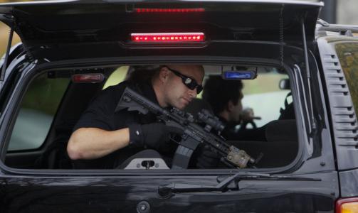 EKSORTERTE BARACK OBAMA I FJOR: Dette var agentene fra Secret Services  Counter Assault Team som eskorterte Obama til et m�te i FBI-bygningen i Chicago i november i fjor, f�r han hadde tiltr�dt som president. Foto: AP/Charles Dharapak