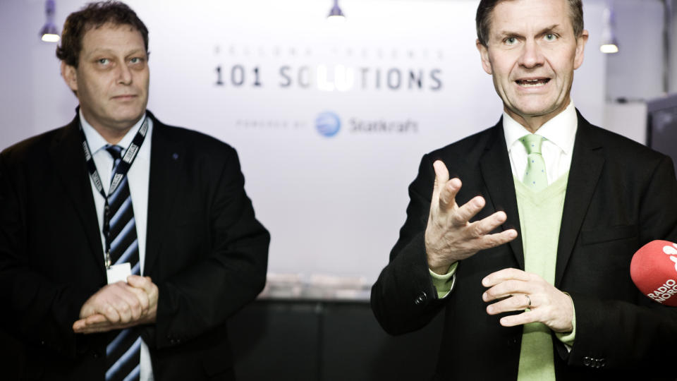 H�PEFULLE:Milj�vernminister Erik Solheim kom i dag til K�benhavn p� f�rste dag av klimatoppm�tet. Der �pnet han Bellonas utstilling i Hopenhagen Live, en utstillingsby med blant annet Frederic Hauge og Bellonas 101 l�sninger p� klimaproblemene. Foto: Hanne Hvattum