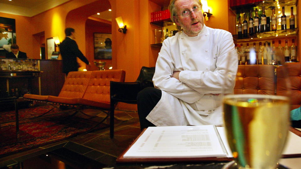 FORSVINNER: Eyvind Hellstr�m sier det ligger i kortene at han skal starte en ny restaurant. Men her p� Bagatelle vil han ikke bli � se lenger. N� er det klart at restauranten ogs� blir midlertidig stengt.
Foto: HENNING LILLEG�RD/Dagbladet.