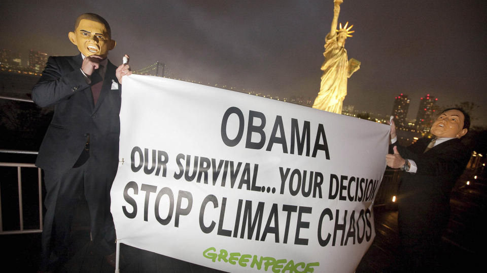 SPEDE L�FTER: President Barack Obama vil bli m�tt med protester i K�benhavn, der mange mener at USA gj�r for lite for � begrense den globale oppvarmingen. Foto: REUTERS/SCANPIX