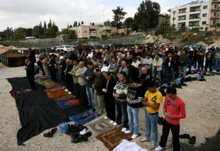 I B�NN: I solidaritet med al-Kurd-familien la en gruppe palestinere fredagsb�nnen til Sheihk Jarrah-distriktet i forrige uke. Foto: AFP/Scanpix