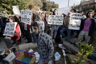 ISRAELSK ST�TTE: Israelske fredsaktivister demonstrerte mot utkastelsen av al-Kurd-familien sist fredag. Foto: AFP/Scanpix