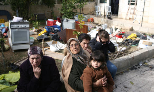 KASTET UT: De fortvilte medlemmene av al-Kurd-familien m�tte se alle eiendelene sine bli kastet ut i hagen. Dette bildet ble tatt forrige tirsdag. Foto: Ahmad Gharabli/AFP/Scanpix